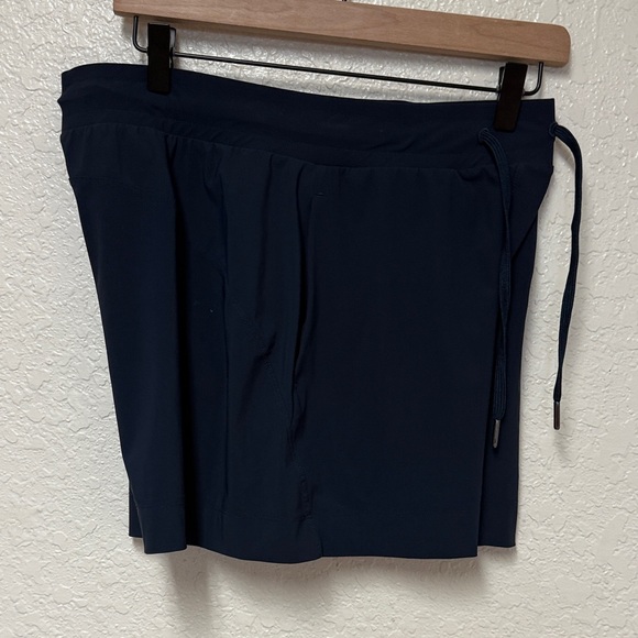 SWEATY BETTY Navy Blue Explorer 5.5” Shorts Size 8 - Picture 11 of 16